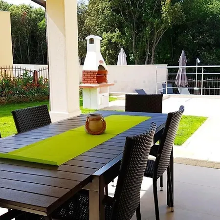 In Mit Privatem Pool By Interhome Casa vacanze *